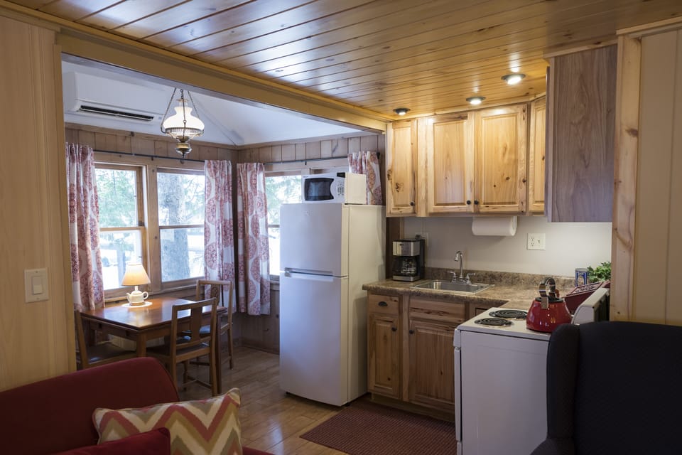 Room, Private Bathroom (Teal Cottage - Breakfast Not Included) | In-room dining