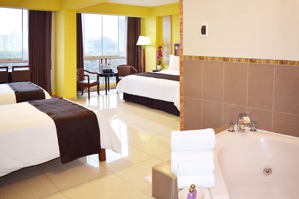 Family Room | In-room safe, desk, bed sheets