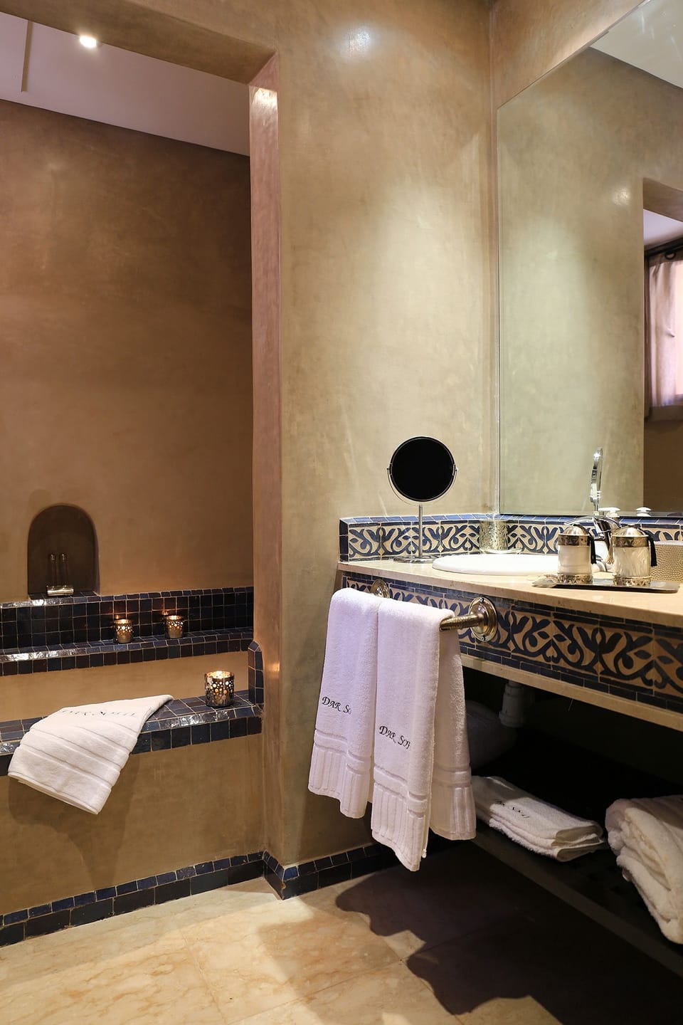 Deluxe Suite | Bathroom | Free toiletries, hair dryer, bathrobes, slippers