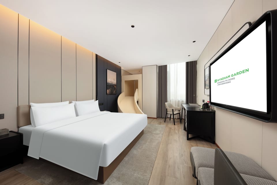 Family Room, 1 Queen Bed | Premium bedding, pillowtop beds, minibar, in-room safe