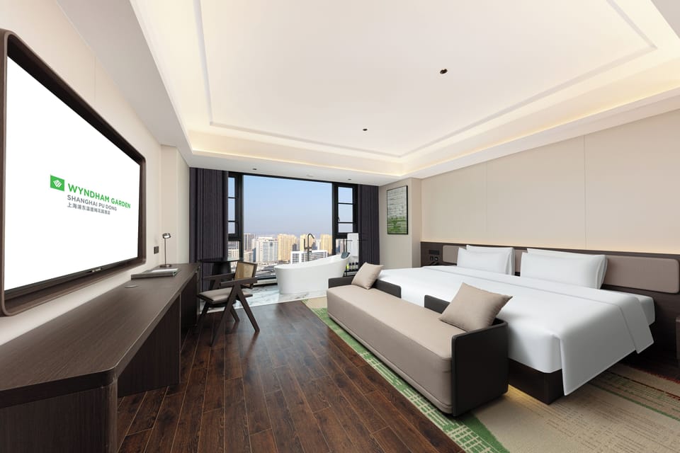 Executive Room, 1 Queen Bed (Hollywood) | Premium bedding, pillowtop beds, minibar, in-room safe