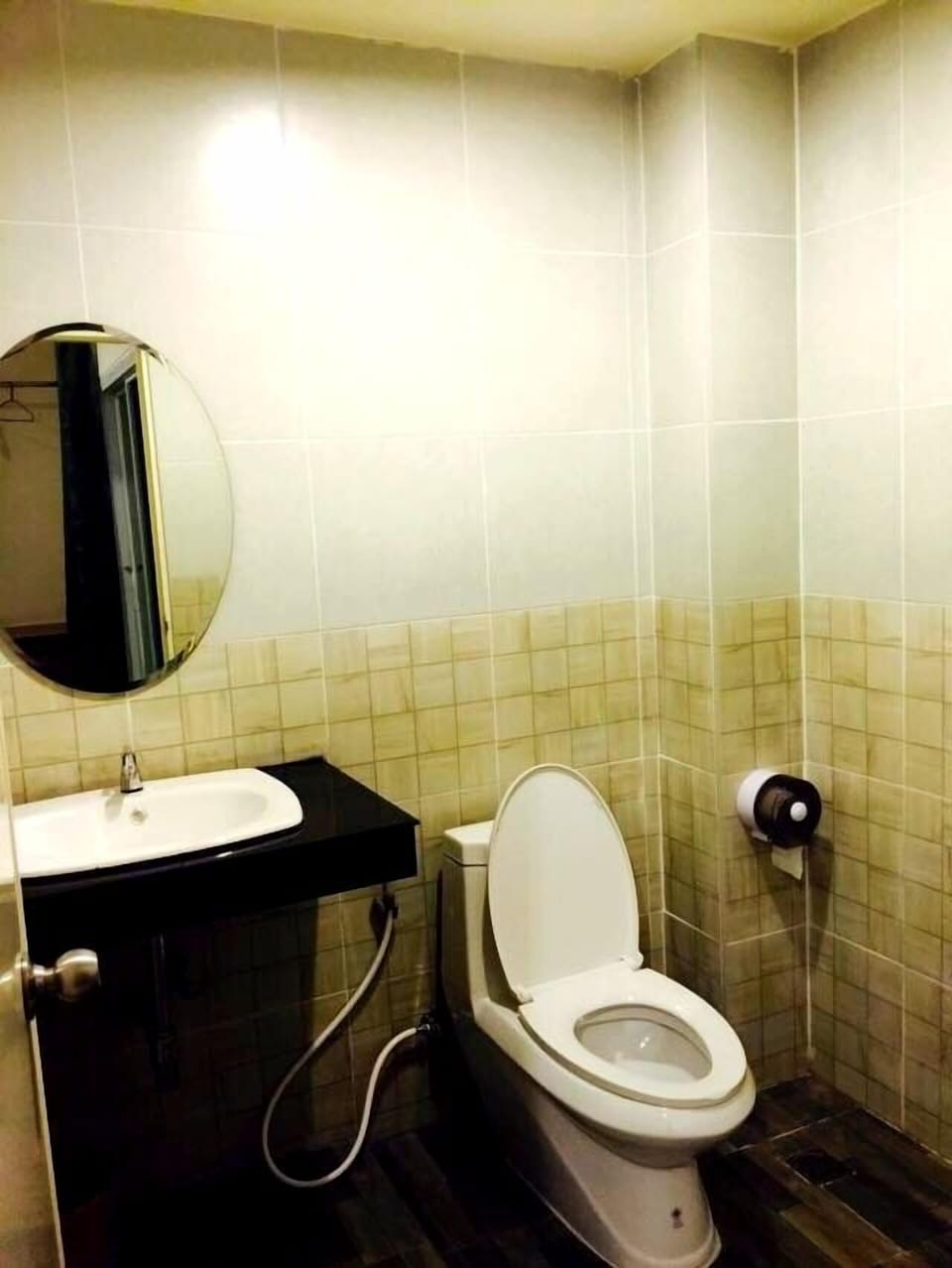Shower, free toiletries, towels
