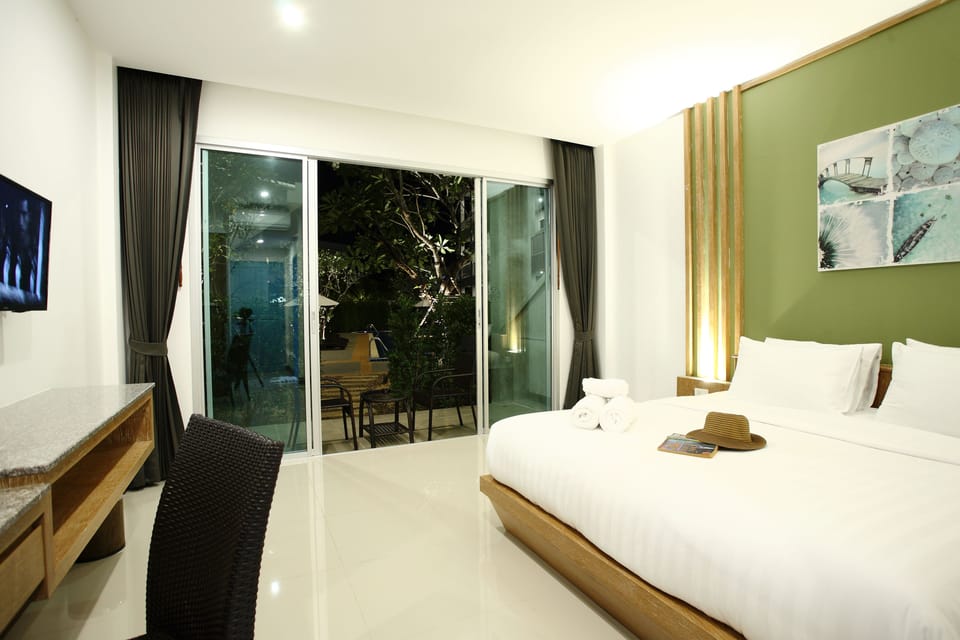 Garden View Room | Minibar, in-room safe, desk, rollaway beds