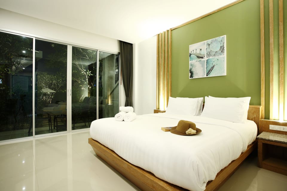 Garden View Room | Minibar, in-room safe, desk, rollaway beds