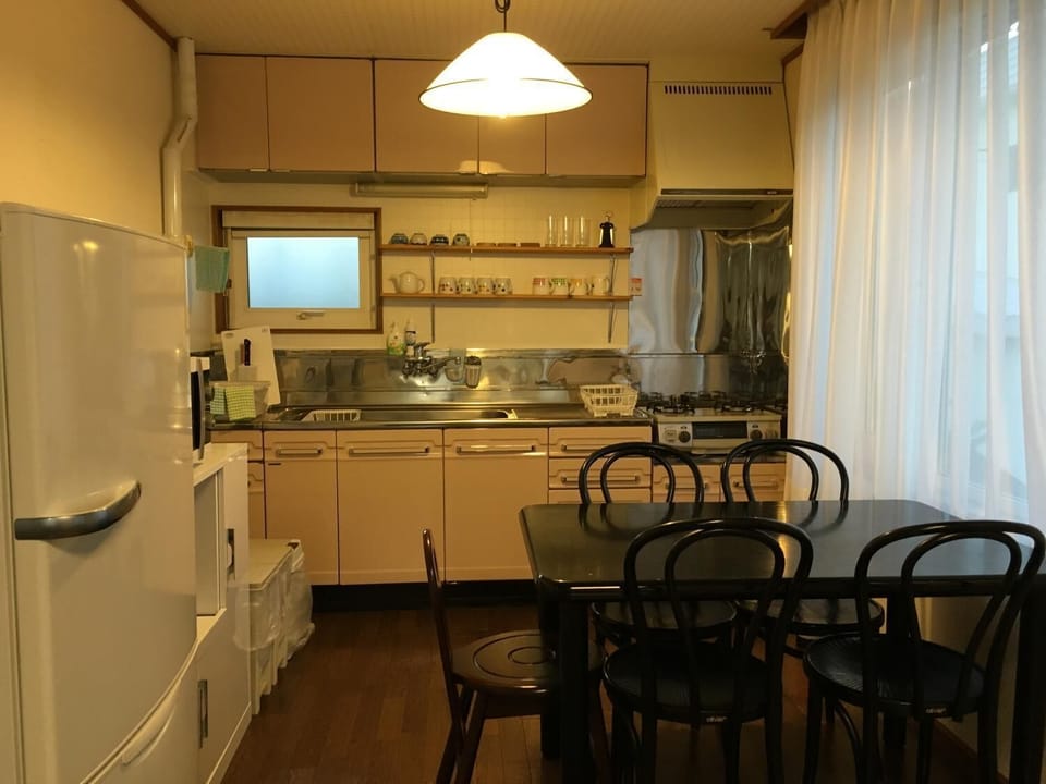 2 Bedroom Apartment, Non-Smoking, Mountain View | Private kitchen | Full-size fridge, microwave, stovetop, electric kettle