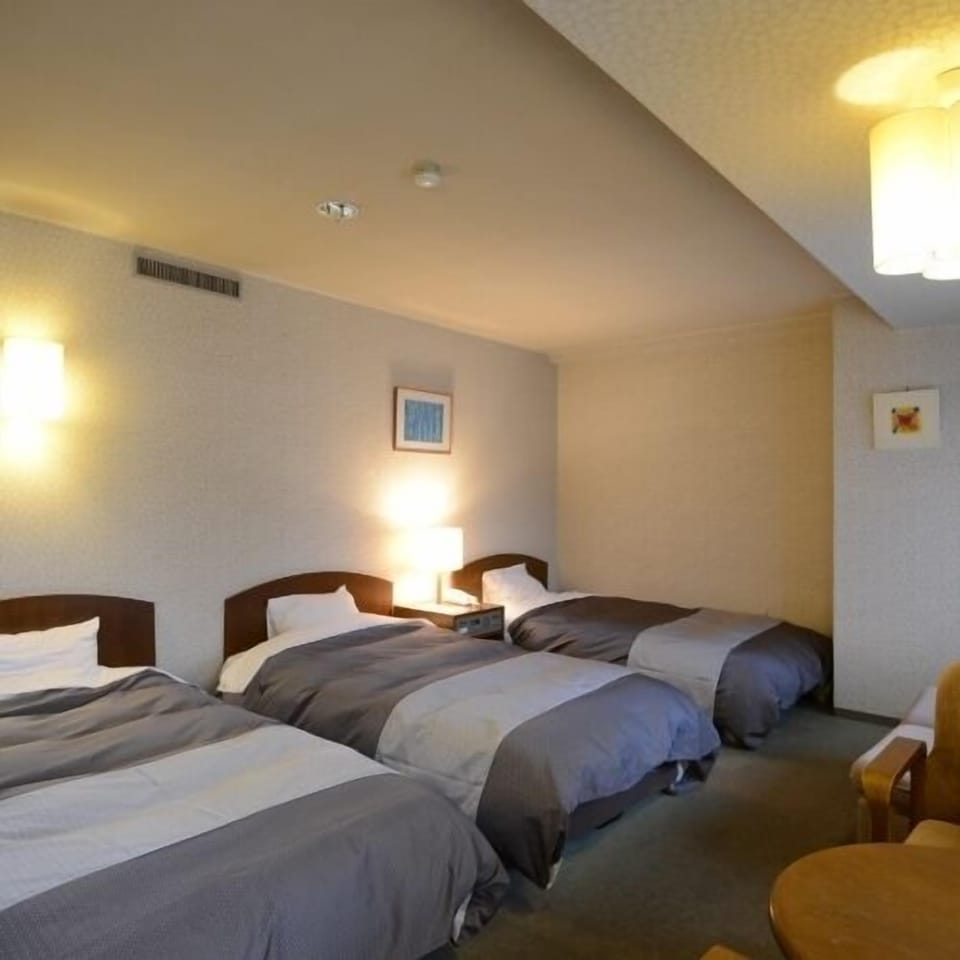 Standard Triple Room, Non Smoking | Desk, WiFi (free), bed sheets