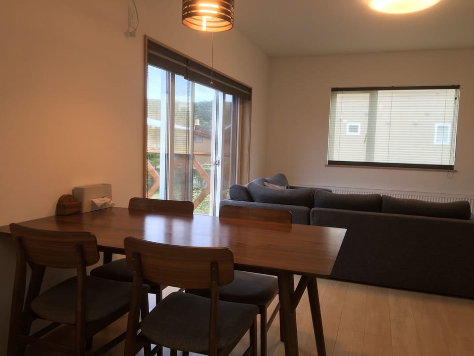 2 Bedroom Apartment, Non-Smoking, Mountain View | Living area | Flat-screen TV