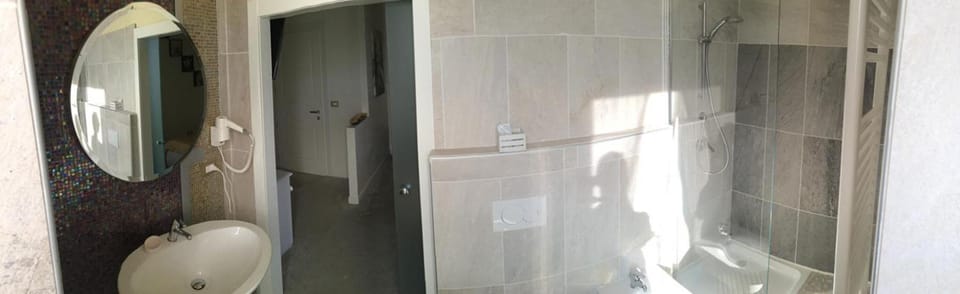 Shower, free toiletries, hair dryer, bidet