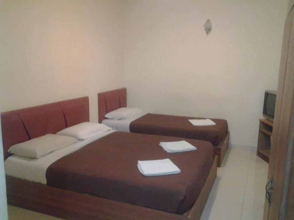 Family Room | Desk, iron/ironing board, free WiFi