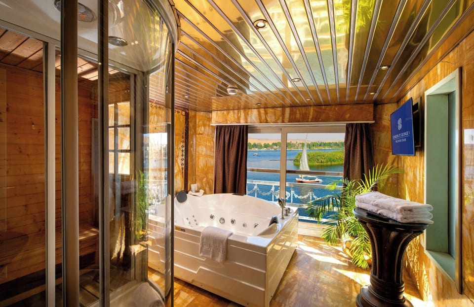 Royal Suite | Bathroom | Combined shower/tub, jetted tub, free toiletries, hair dryer