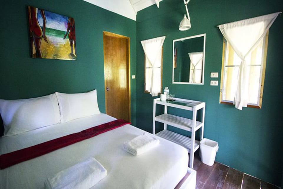 Wooden Bungalow (Fan Room) | WiFi (free)
