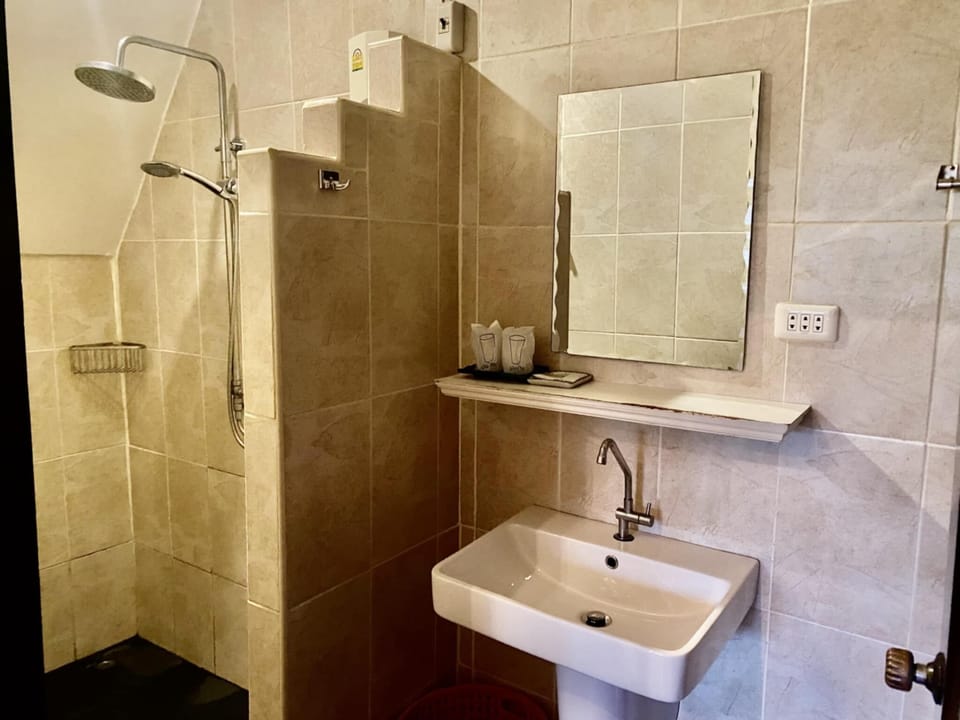 Family Suite | Bathroom | Shower, rainfall showerhead, free toiletries, hair dryer