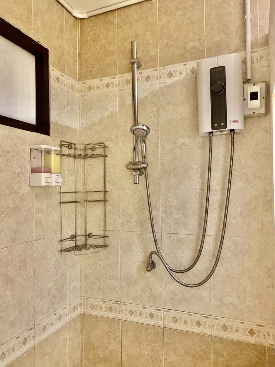 Superior Bungalow | Bathroom | Shower, rainfall showerhead, free toiletries, hair dryer