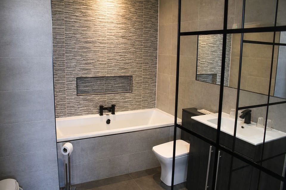 Superior Suite, Sea View | Bathroom | Shower, free toiletries, towels, soap