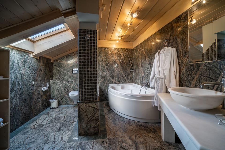 Junior Loft, Jetted Tub | Bathroom | Free toiletries, hair dryer, towels