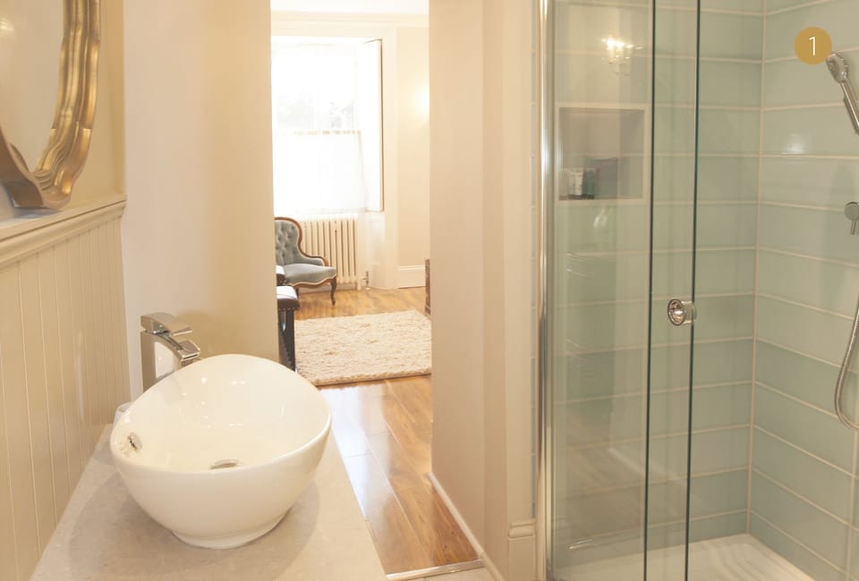 Deluxe Superior Room (Room 1) | Bathroom | Free toiletries, hair dryer, bathrobes, slippers