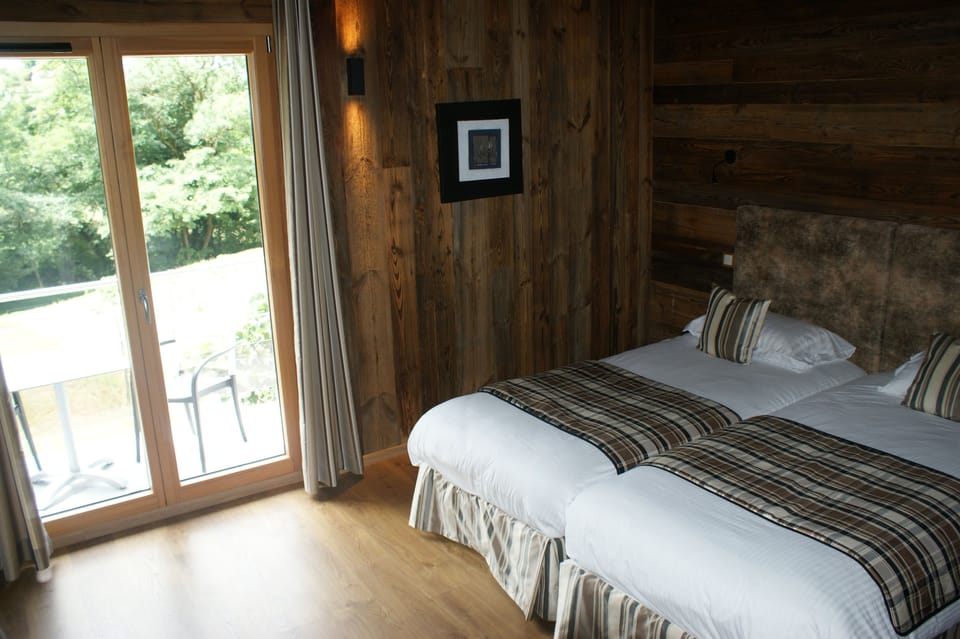Premium Twin Room | Minibar, in-room safe, desk, blackout drapes