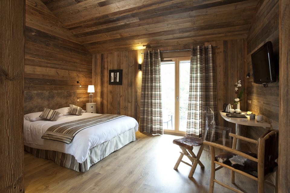 Premium Double Room | Minibar, in-room safe, desk, blackout drapes