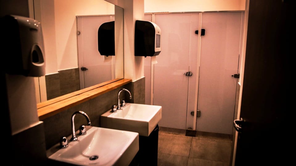Shower, free toiletries, towels