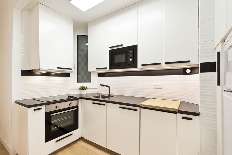 Basic Apartment, 3 Bedrooms | Private kitchen | Coffee/tea maker, full-size fridge, microwave, oven