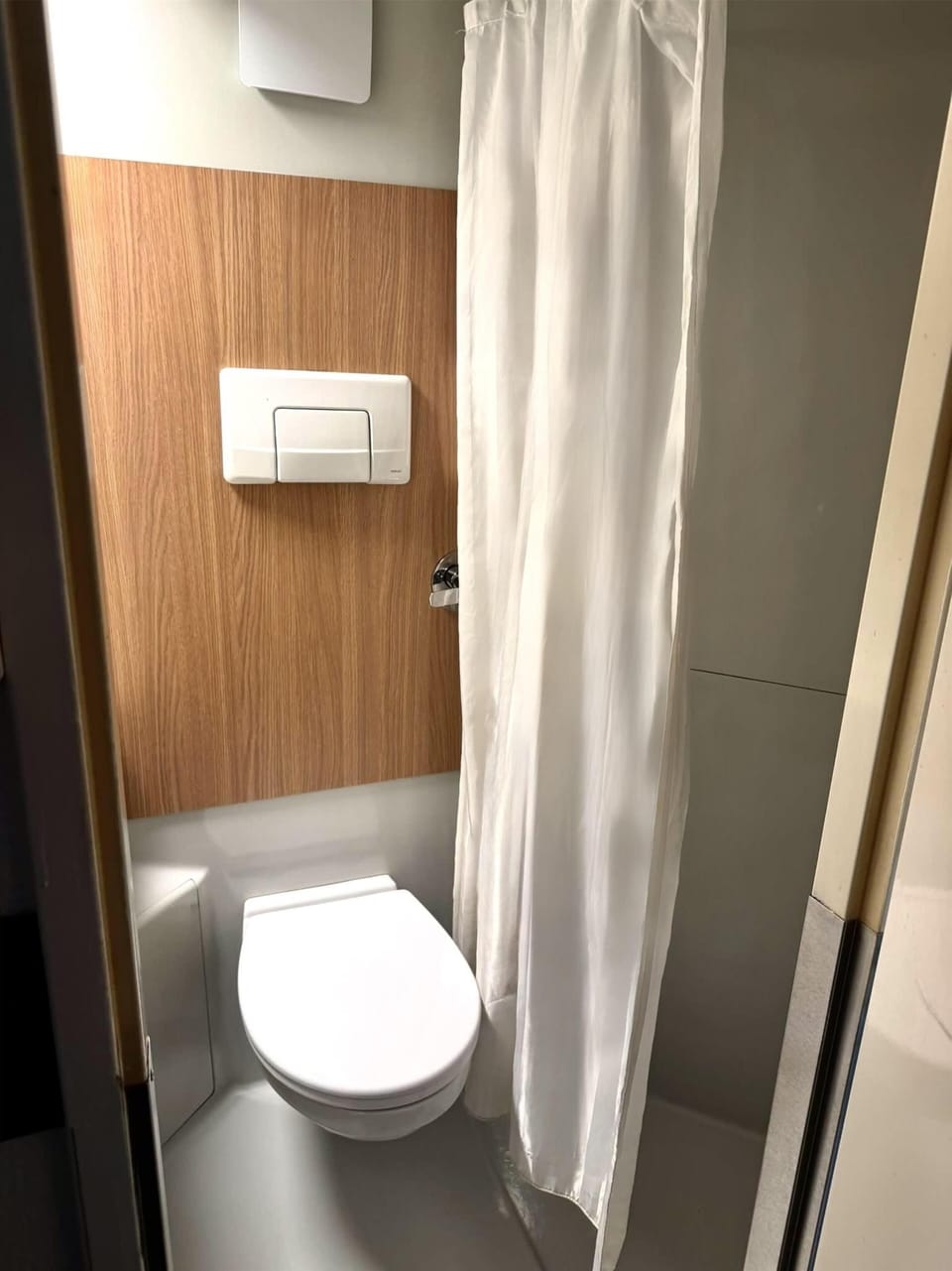 Shower, eco-friendly toiletries, towels