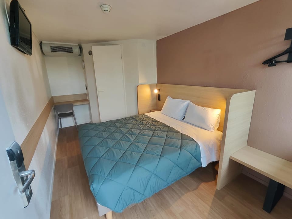Desk, blackout drapes, free WiFi, bed sheets