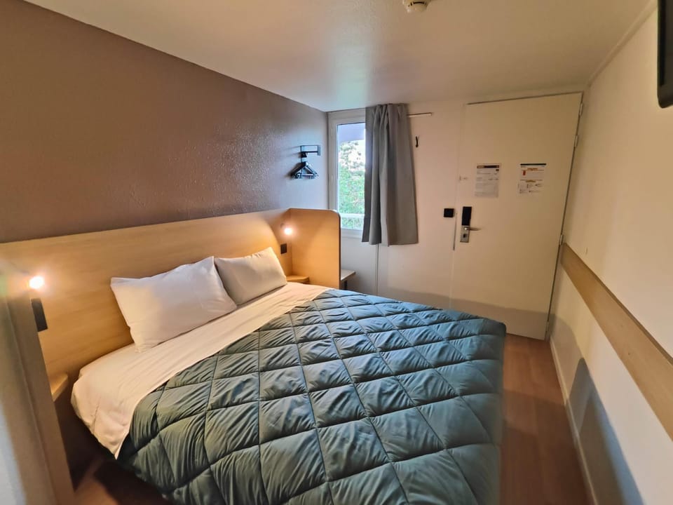 Desk, blackout drapes, free WiFi, bed sheets
