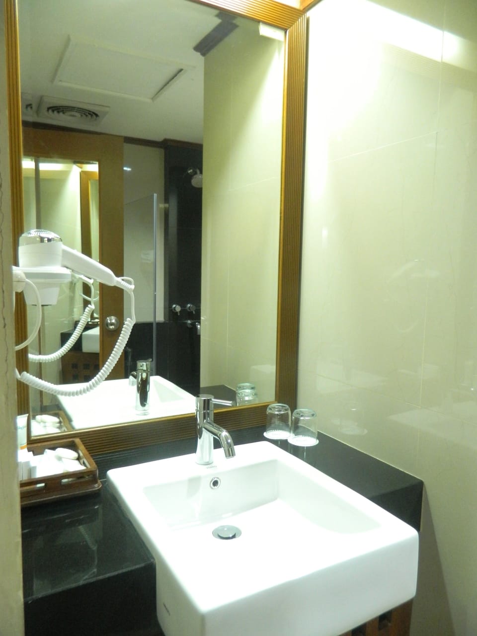 Executive Double Room | Bathroom sink
