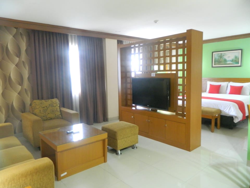 Executive Double Room | Living room | 32-inch LED TV with cable channels, TV