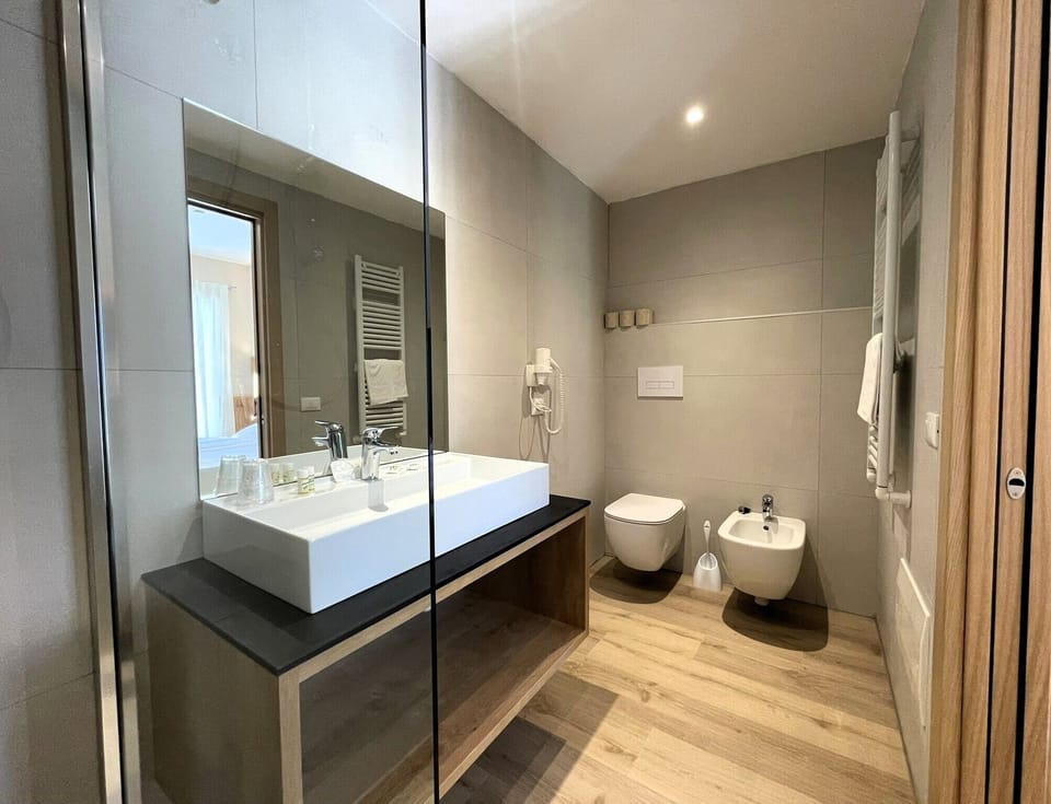 Apartment, 1 Bedroom | Bathroom | Shower, free toiletries, bidet