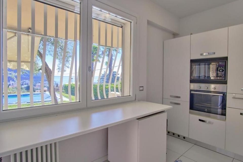 Premium Apartment, Pool View | Private kitchen
