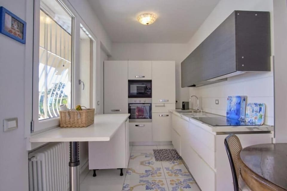 Premium Apartment, Pool View | Private kitchen