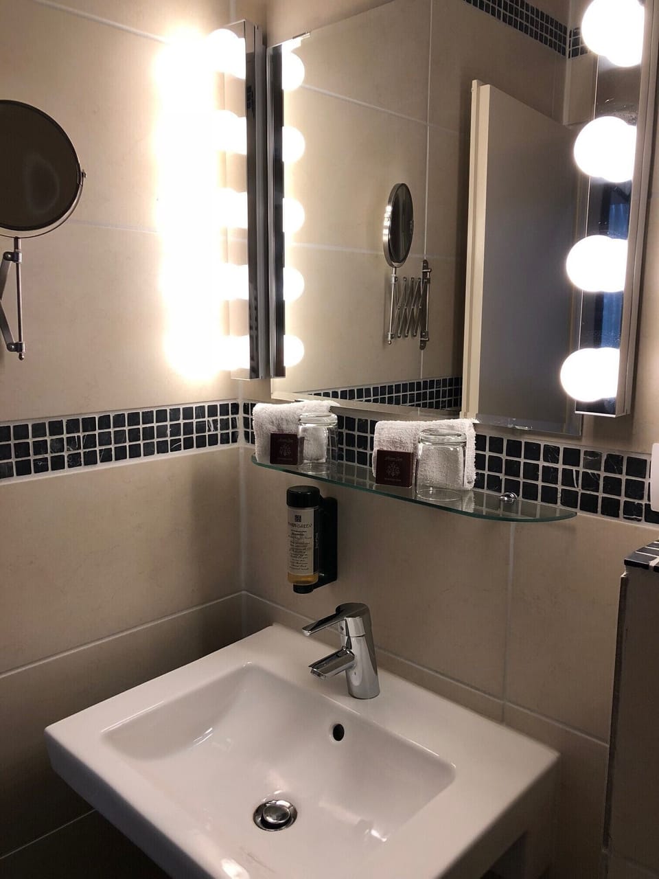 Superior Double Room, 1 Bedroom | Bathroom | Shower, towels
