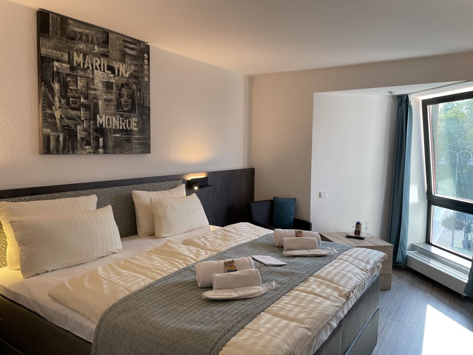 City Double Room | Hypo-allergenic bedding, desk, laptop workspace, free WiFi