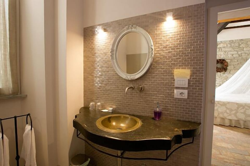 Superior Triple Room | Bathroom sink