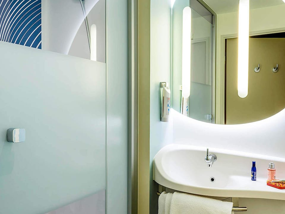 Premium bedding, desk, blackout drapes, soundproofing