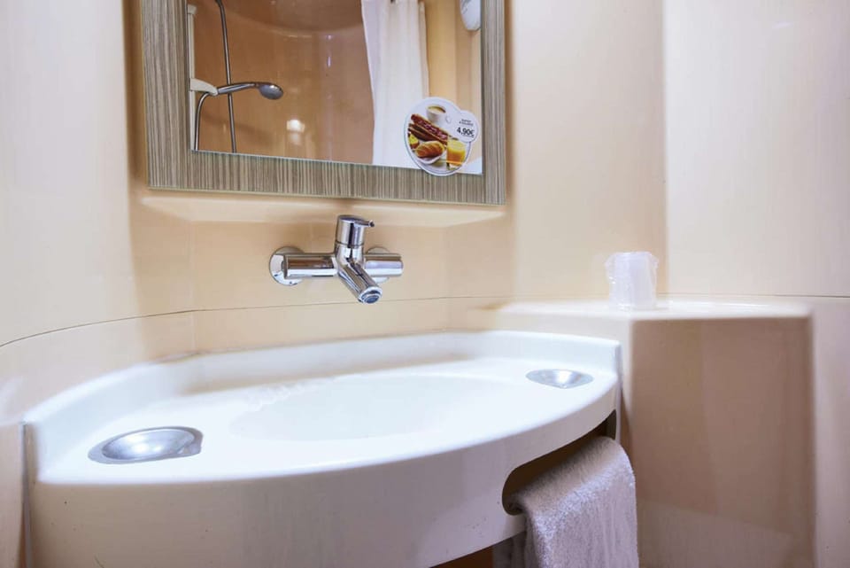 Shower, eco-friendly toiletries, towels