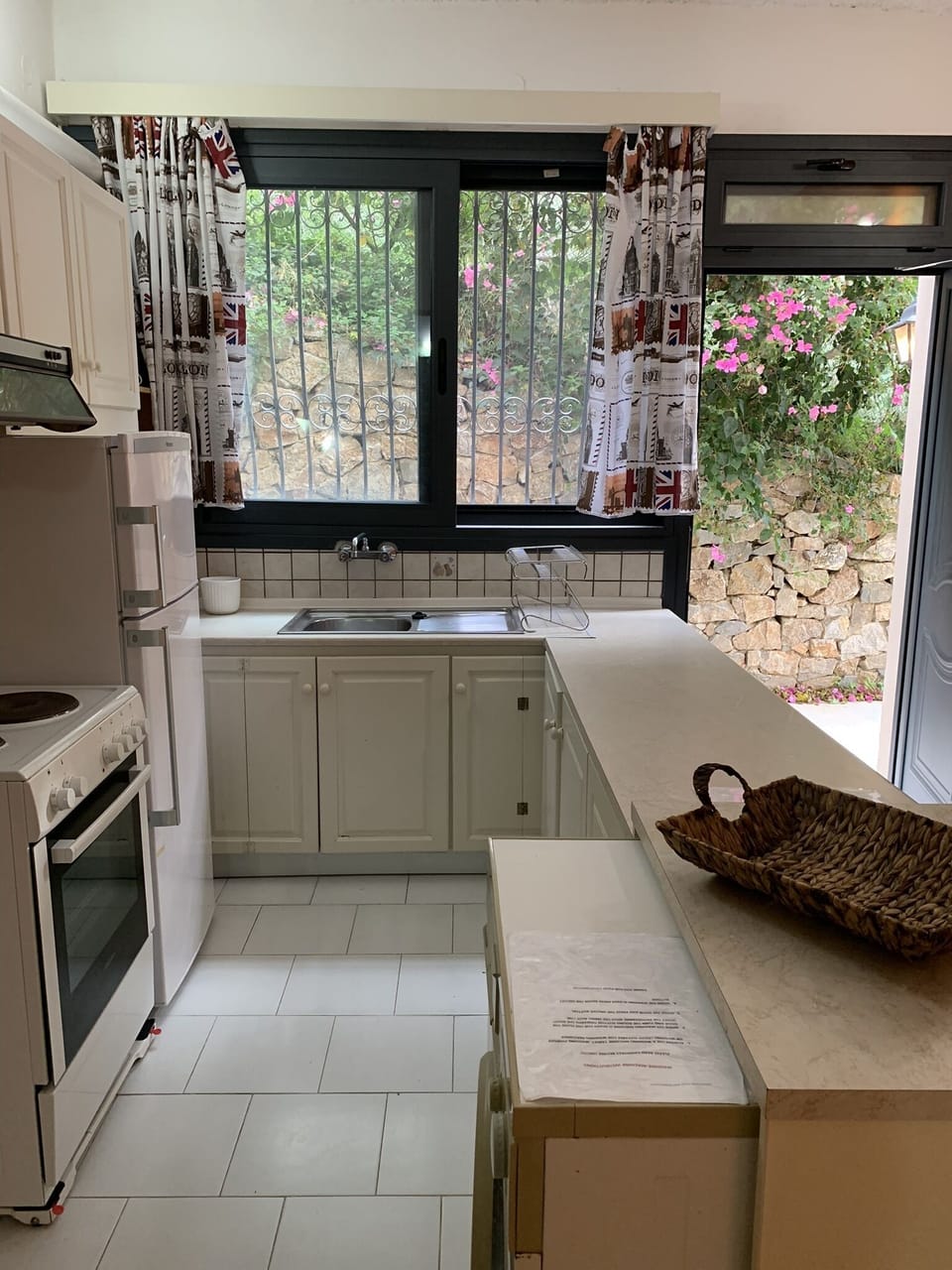 Classic Studio | Private kitchen | Full-size fridge, microwave, oven, stovetop
