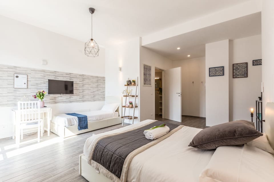 Executive Suite | Egyptian cotton sheets, premium bedding, down comforters, minibar