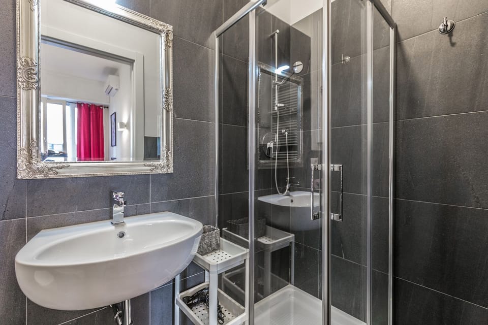 Deluxe Room, 1 Queen Bed | Bathroom | Shower, free toiletries, hair dryer, bidet
