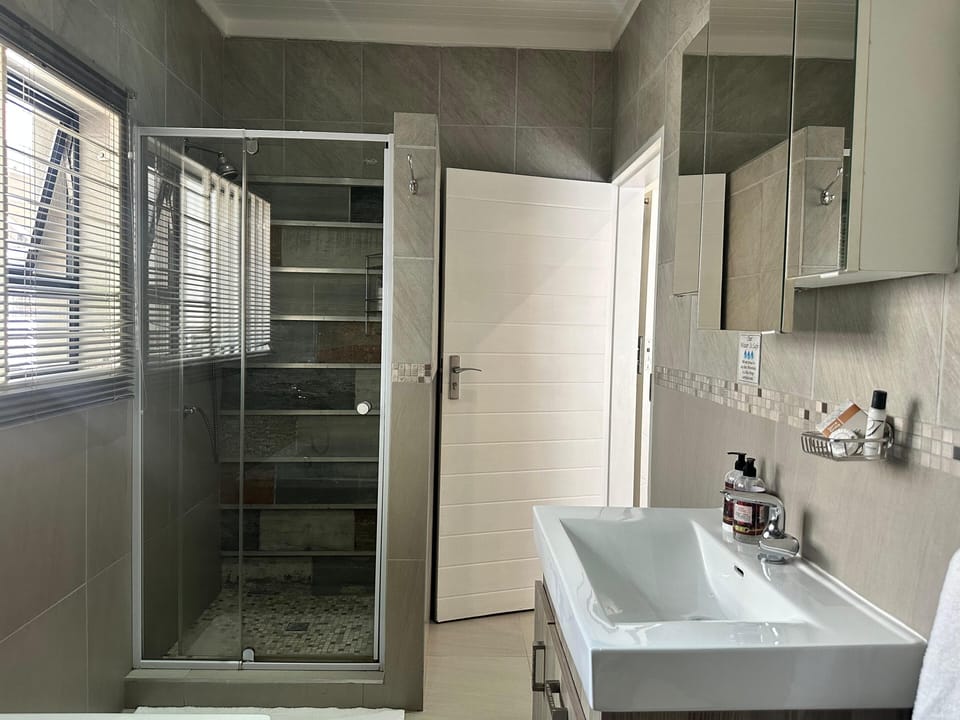 Room | Bathroom | Free toiletries, hair dryer (on request), towels