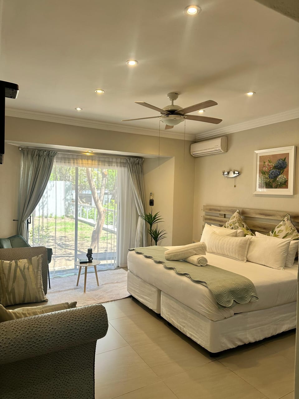 Room | Egyptian cotton sheets, premium bedding, minibar, soundproofing