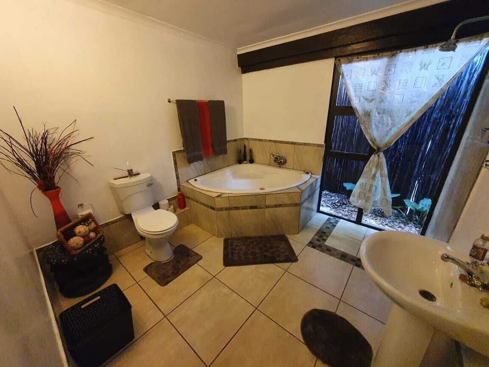 Room 5 Giraffe room | Bathroom | Separate tub and shower, deep soaking tub, rainfall showerhead