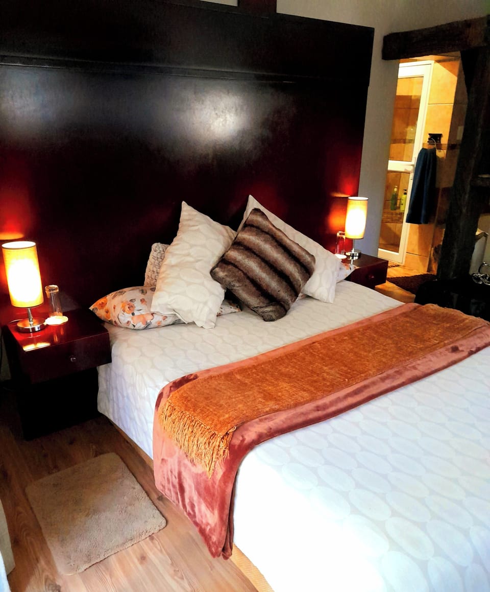 International / Couples Room | Minibar, individually decorated, individually furnished, desk