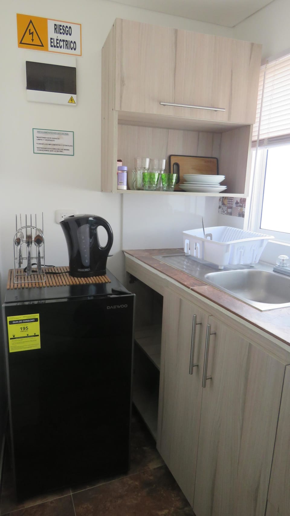 Toaster, cookware/dishes/utensils