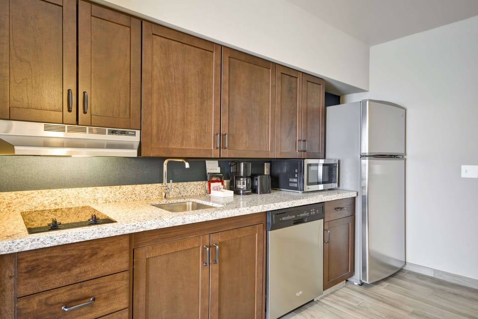 Full-size fridge, microwave, stovetop, dishwasher