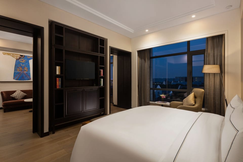 Premium bedding, down comforters, minibar, in-room safe
