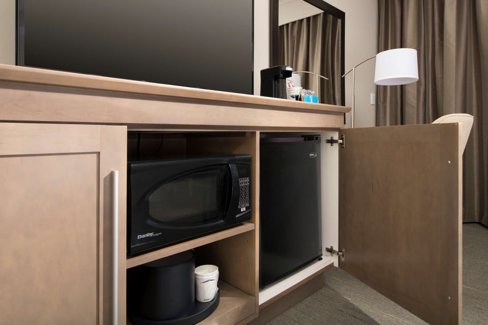 Premium bedding, down comforters, in-room safe, desk