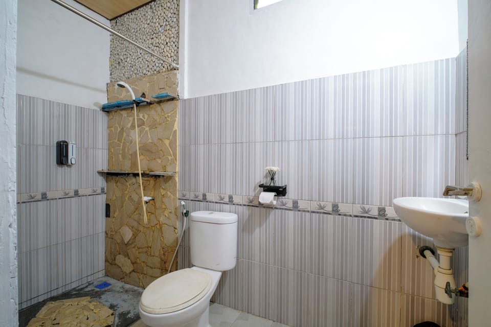Standard Double Room | Bathroom | Shower, rainfall showerhead, free toiletries, towels