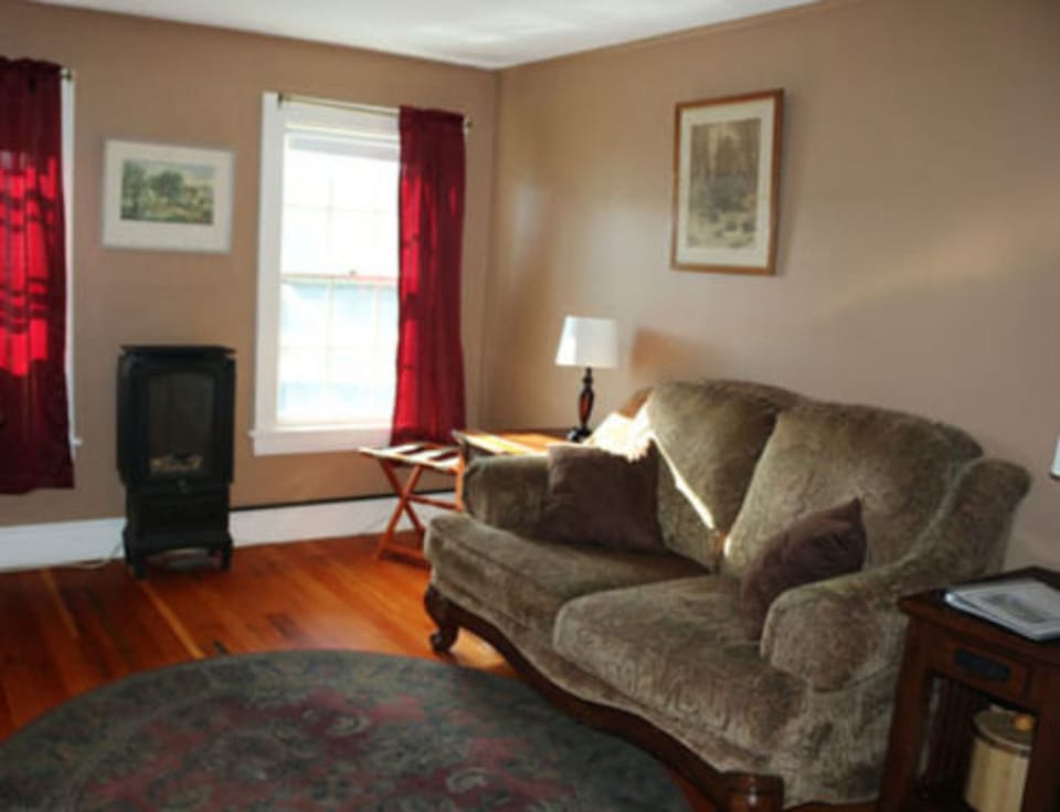 Inn Suite | Premium bedding, iron/ironing board, free WiFi, bed sheets